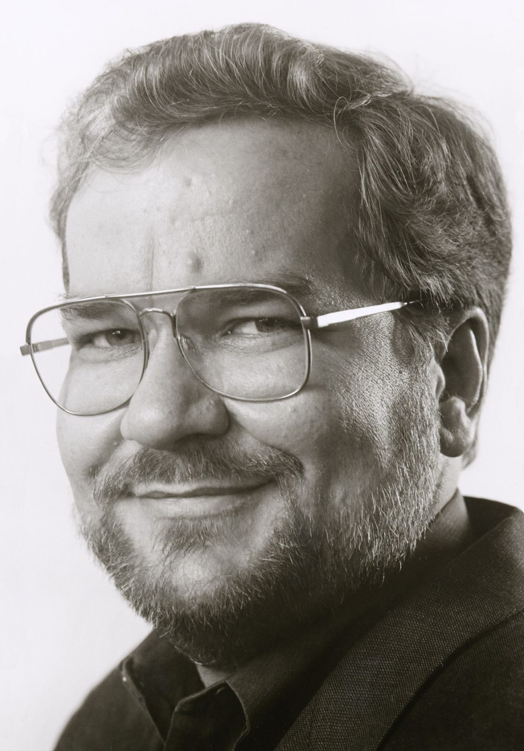 Phil R. Zimmermann è un programmatore e crittografo americano nato il 12 febbraio 1954 a Camden, nel New Jersey. Zimmermann è principalmente noto per aver creato PGP (Pretty Good Privacy), un software di crittografia a chiave pubblica che ha rivoluzionato la sicurezza delle comunicazioni via email.
